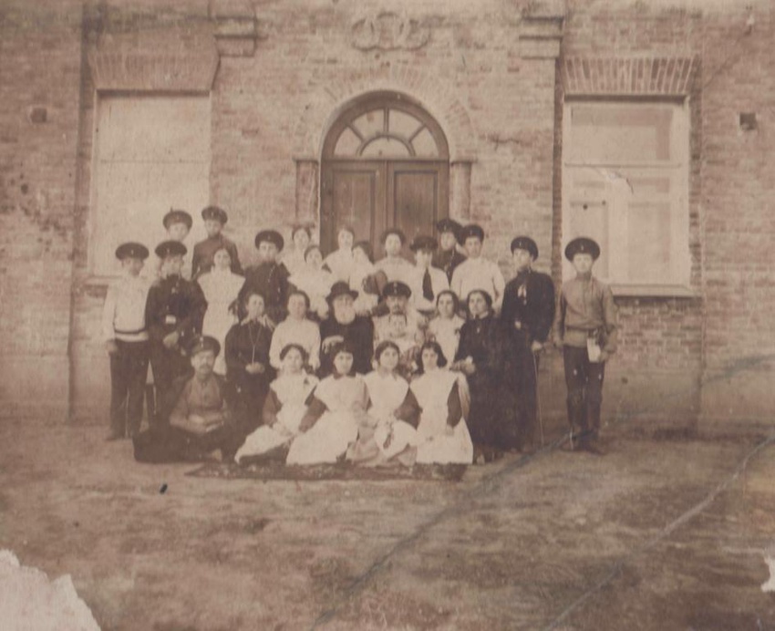 Фотография первого выпуска училища 1917 года