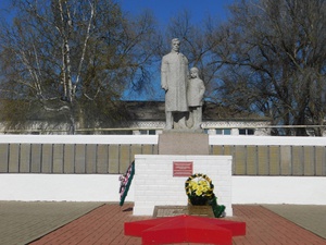 Памятник воинам-землякам, погибшим в боях с фашистскими захватчиками. Село Покровка, ул. Центральная